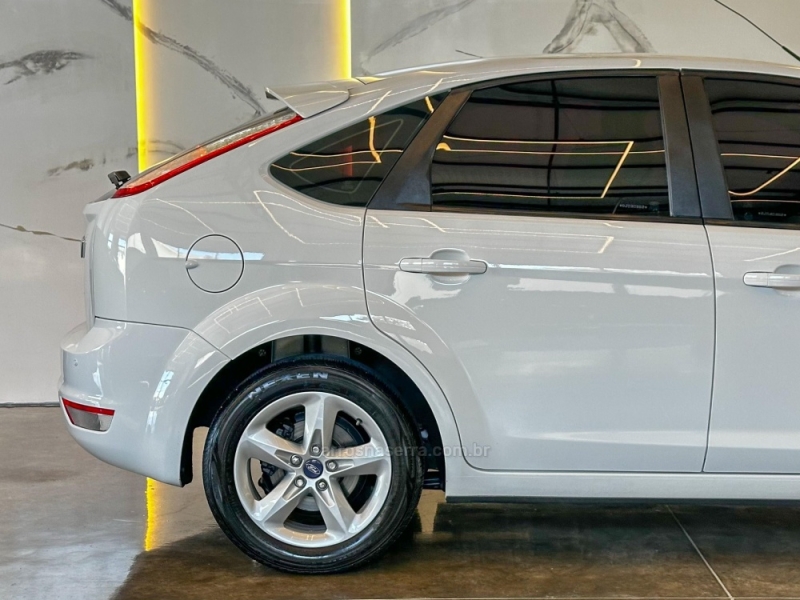 FORD - FOCUS - 2012/2013 - Branca - R$ 47.900,00