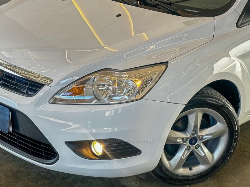 FORD - FOCUS - 2012/2013 - Branca - R$ 47.900,00