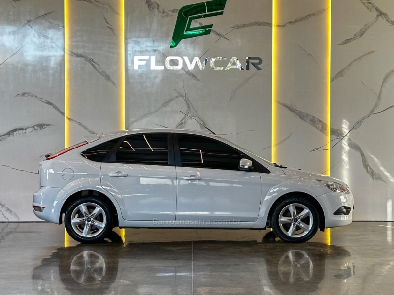 FORD - FOCUS - 2012/2013 - Branca - R$ 47.900,00