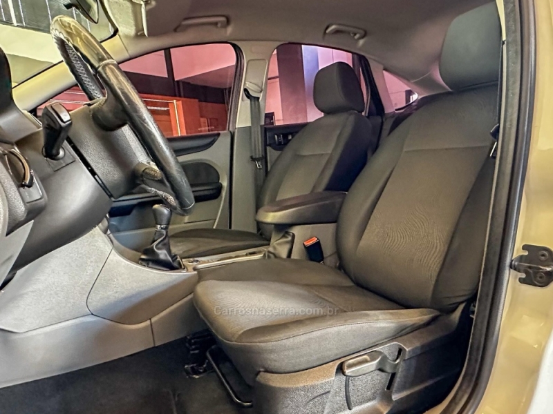 FORD - FOCUS - 2012/2013 - Branca - R$ 47.900,00