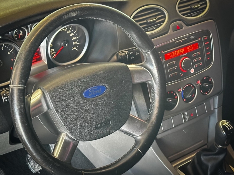 FORD - FOCUS - 2012/2013 - Branca - R$ 47.900,00