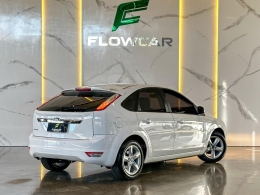 FORD - FOCUS - 2012/2013 - Branca - R$ 47.900,00