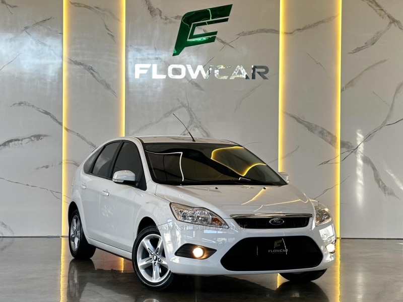 FORD - FOCUS - 2012/2013 - Branca - R$ 47.900,00