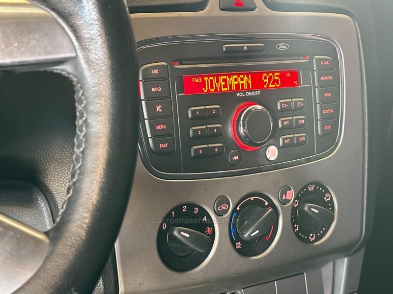 FORD - FOCUS - 2012/2013 - Branca - R$ 47.900,00