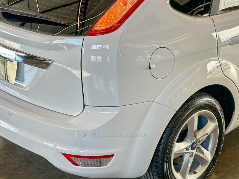 FORD - FOCUS - 2012/2013 - Branca - R$ 47.900,00