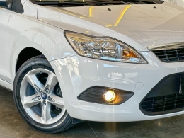 FORD - FOCUS - 2012/2013 - Branca - R$ 47.900,00