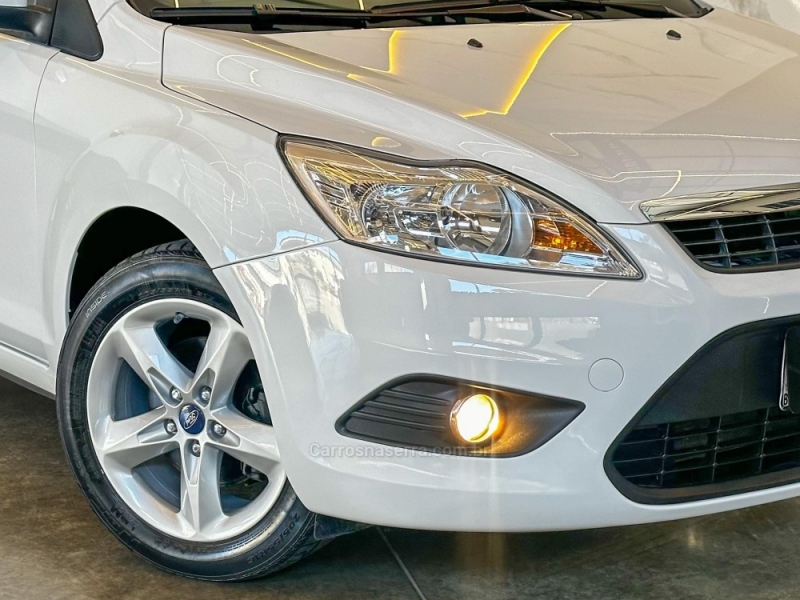 FORD - FOCUS - 2012/2013 - Branca - R$ 47.900,00